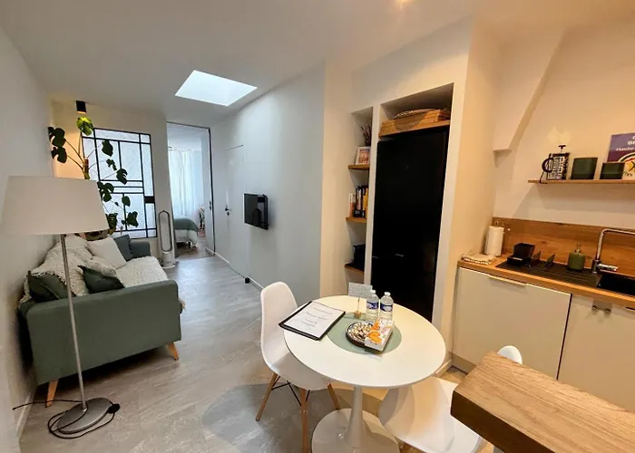 Elegant Urbain Avec Parking : Explorez La A Pied!